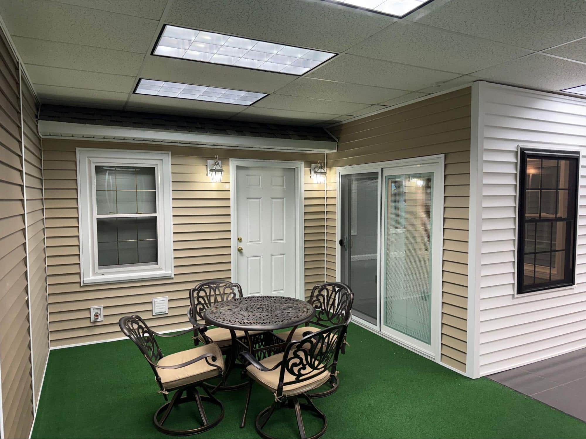 Exterior vignette display