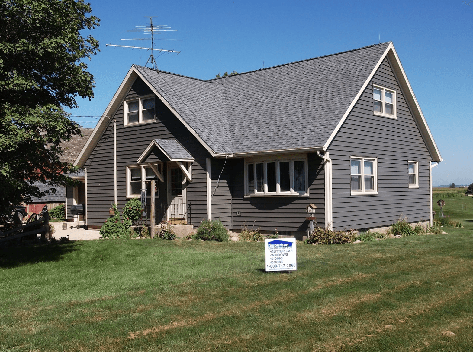 Insulated vinyl siding with EPS foam backing
