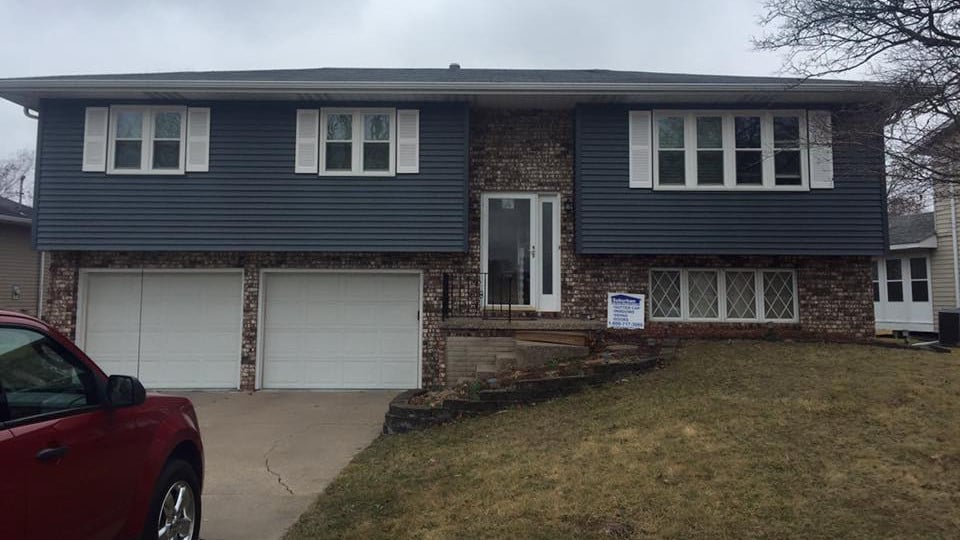 Does vinyl siding work well on split-level and ranch homes common around the Quad Cities?