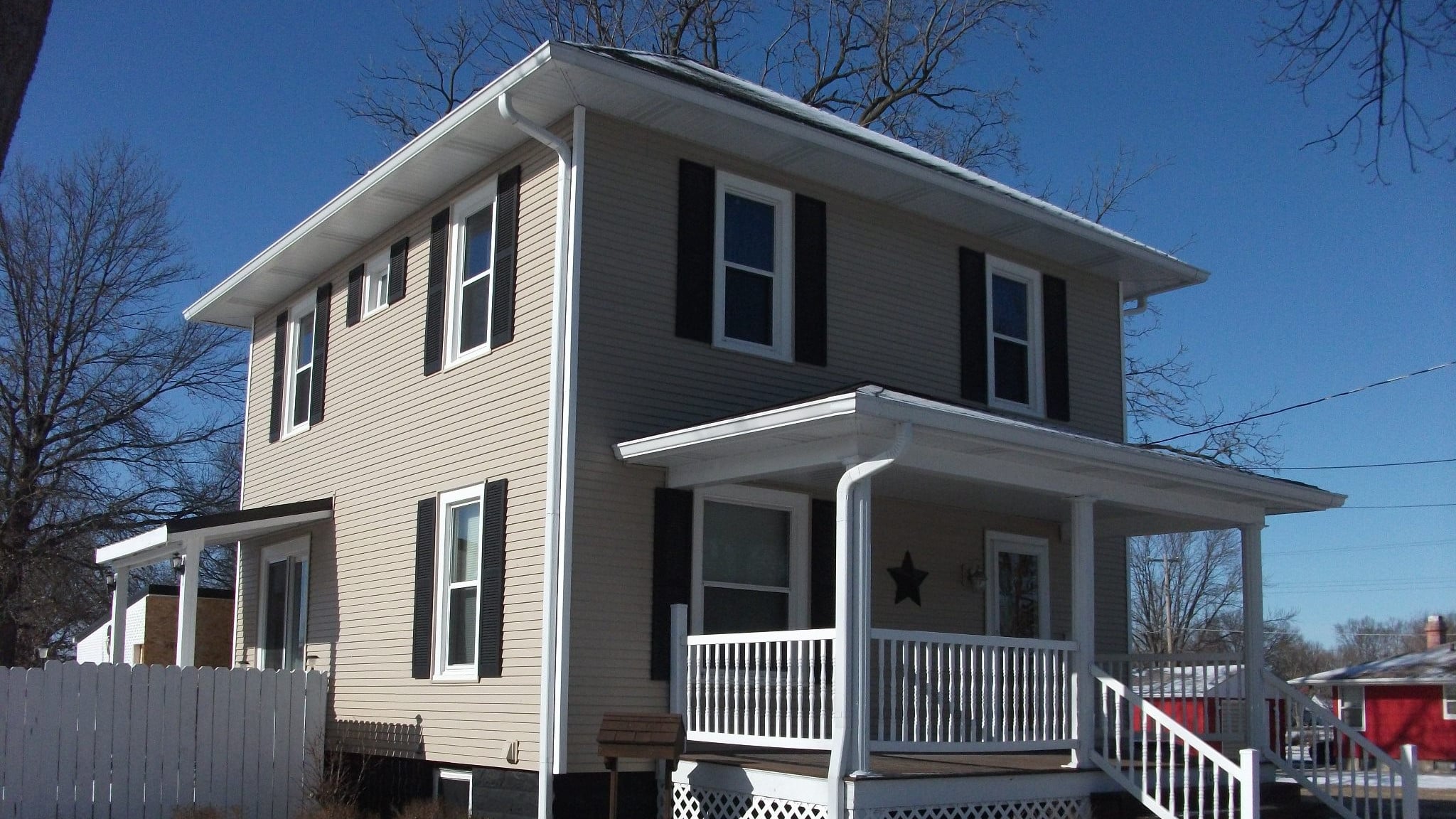 How Long Does Vinyl Siding Last in Iowa and Illinois Weather?