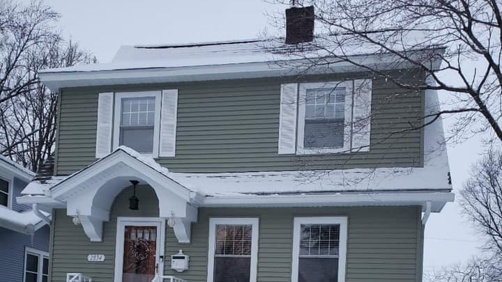Can vinyl siding cover moisture or insulation issues?