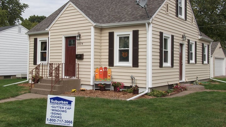 Vinyl vs Fiber Cement Siding (Pros & Cons)